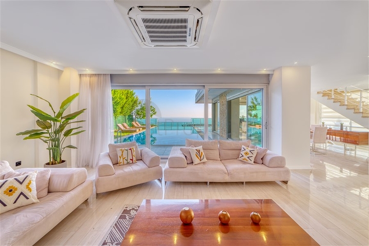 Spacious villa with panoramic sea views in the central part of Alanya