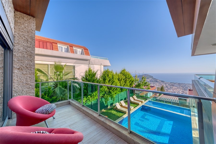 Spacious villa with panoramic sea views in the central part of Alanya