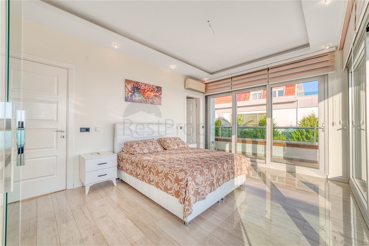 Spacious villa with panoramic sea views in the central part of Alanya