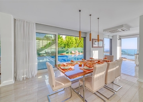 Spacious villa with panoramic sea views in the central part of Alanya