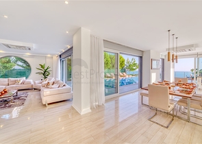 Spacious villa with panoramic sea views in the central part of Alanya