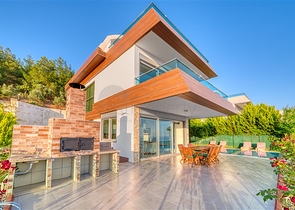 Spacious villa with panoramic sea views in the central part of Alanya