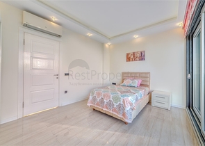 Spacious villa with panoramic sea views in the central part of Alanya