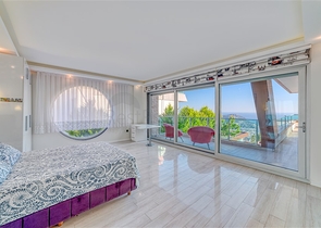 Spacious villa with panoramic sea views in the central part of Alanya
