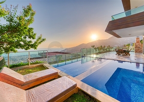 Spacious villa with panoramic sea views in the central part of Alanya