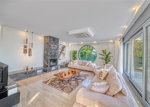 Spacious villa with panoramic sea views in the central part of Alanya