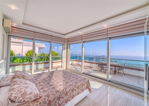 Spacious villa with panoramic sea views in the central part of Alanya