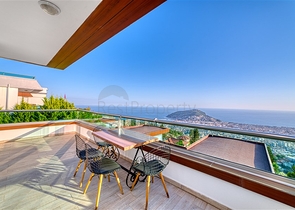 Spacious villa with panoramic sea views in the central part of Alanya