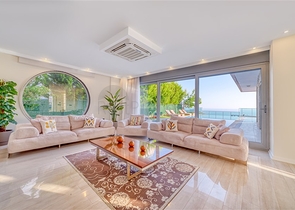 Spacious villa with panoramic sea views in the central part of Alanya