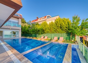 Spacious villa with panoramic sea views in the central part of Alanya