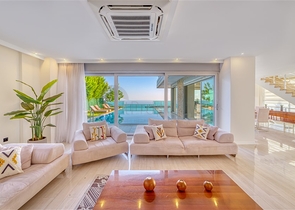 Spacious villa with panoramic sea views in the central part of Alanya