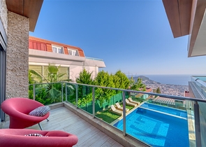 Spacious villa with panoramic sea views in the central part of Alanya