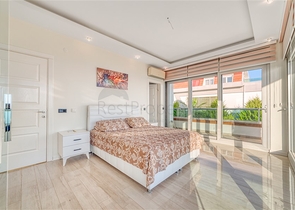 Spacious villa with panoramic sea views in the central part of Alanya