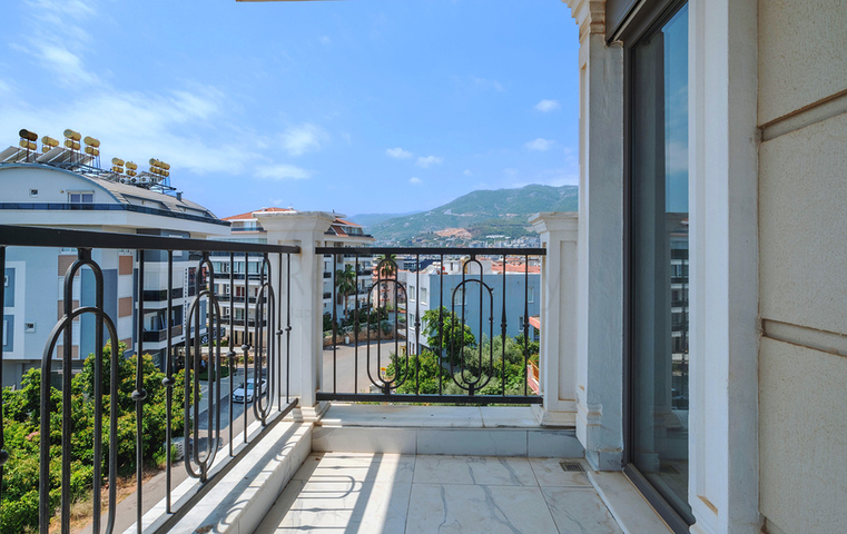 Spacious 4+1 penthouse with rich infrastructure in the heart of Oba district