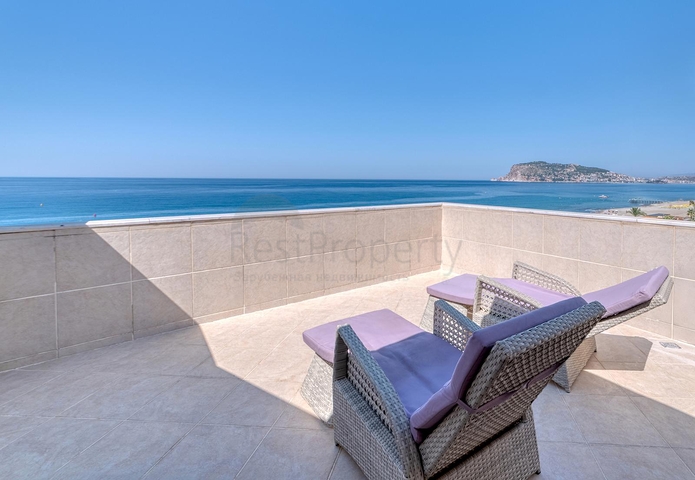 Spacious penthouse by the sea with a view and comfort 