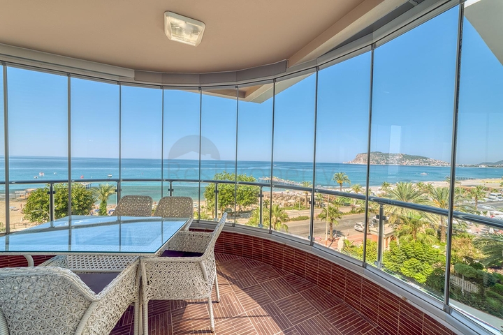 Spacious penthouse by the sea with a view and comfort 