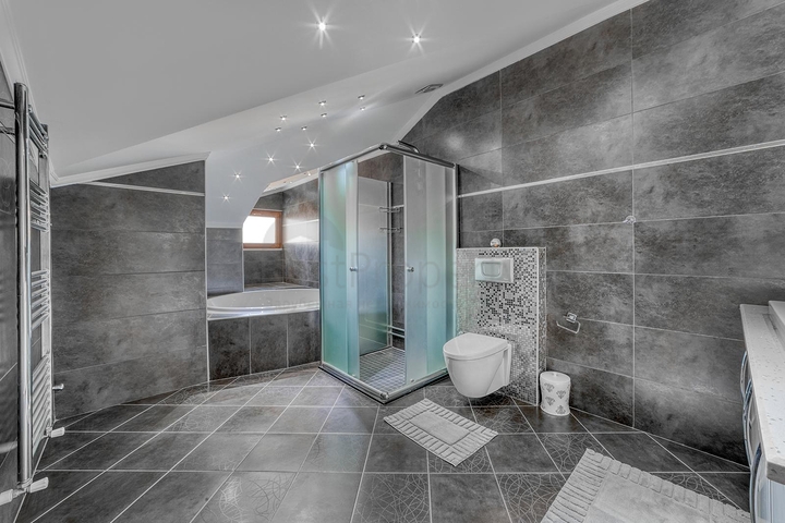 Spacious penthouse by the sea with a view and comfort 