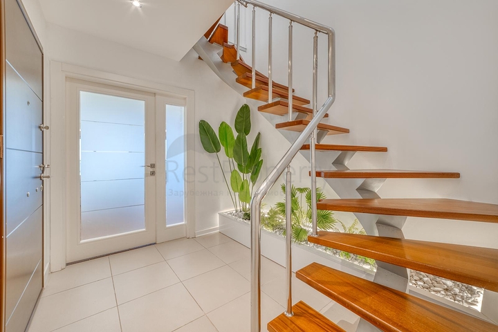 Spacious penthouse by the sea with a view and comfort 