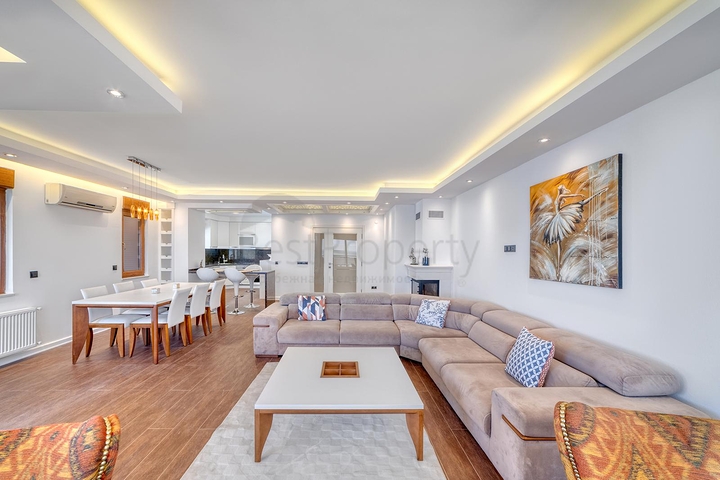 Spacious penthouse by the sea with a view and comfort 