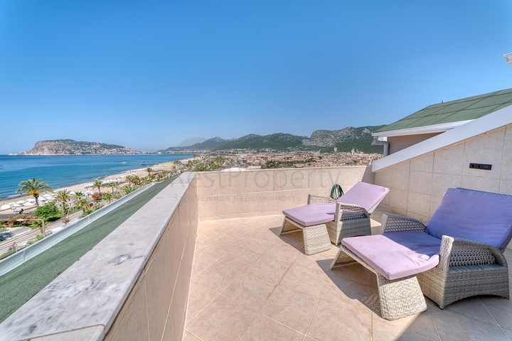 Spacious penthouse by the sea with a view and comfort 