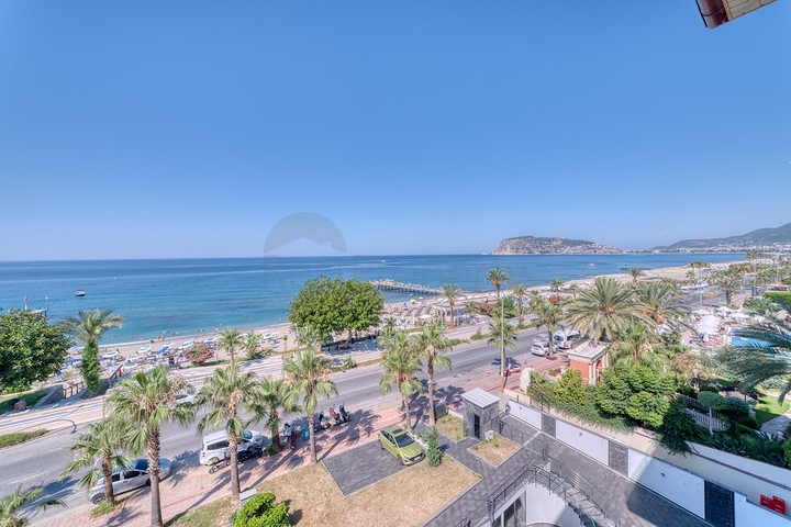 Spacious penthouse by the sea with a view and comfort 