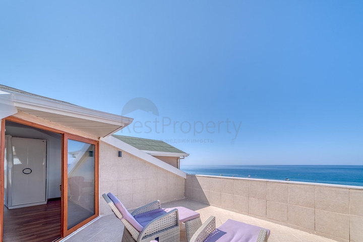 Spacious penthouse by the sea with a view and comfort 