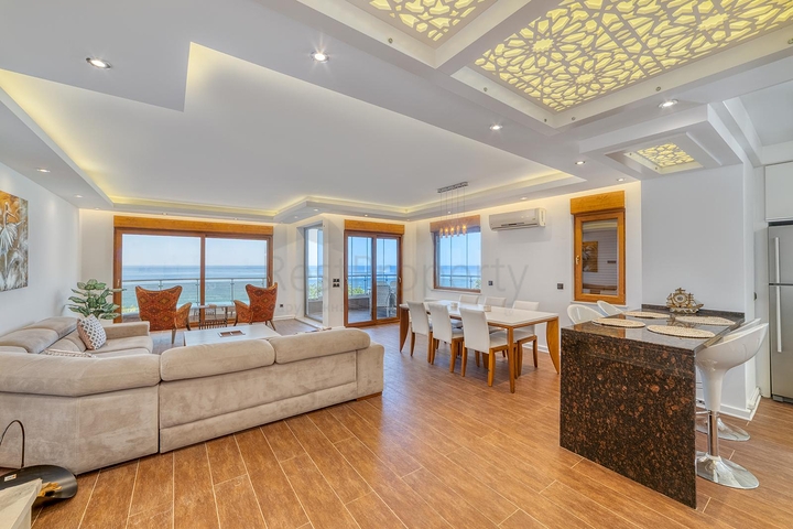 Spacious penthouse by the sea with a view and comfort 