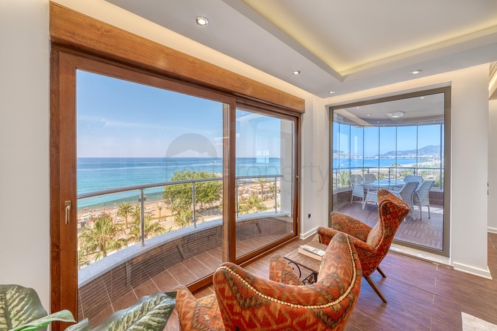 Spacious penthouse by the sea with a view and comfort 