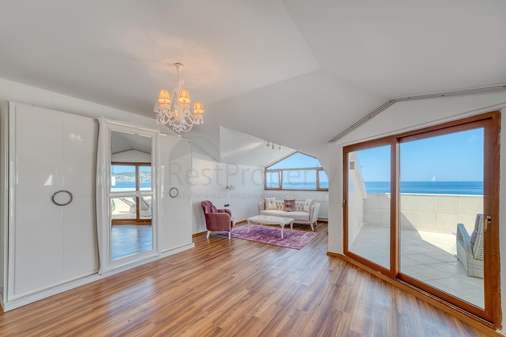 Spacious penthouse by the sea with a view and comfort 