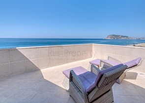 Spacious penthouse by the sea with a view and comfort 