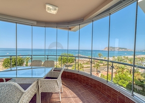 Spacious penthouse by the sea with a view and comfort 