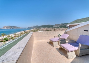 Spacious penthouse by the sea with a view and comfort 