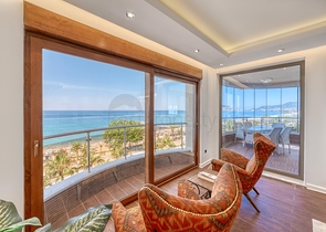 Spacious penthouse by the sea with a view and comfort 