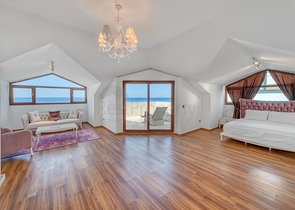 Spacious penthouse by the sea with a view and comfort 