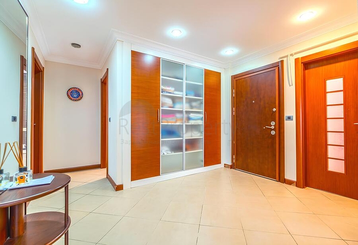 Spacious 3+1 apartment with separate kitchen by the sea in the center of Alanya