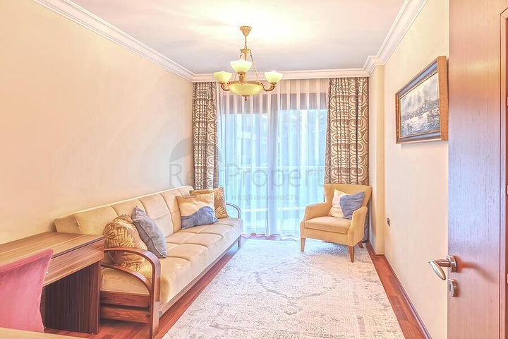 Spacious 3+1 apartment with separate kitchen by the sea in the center of Alanya