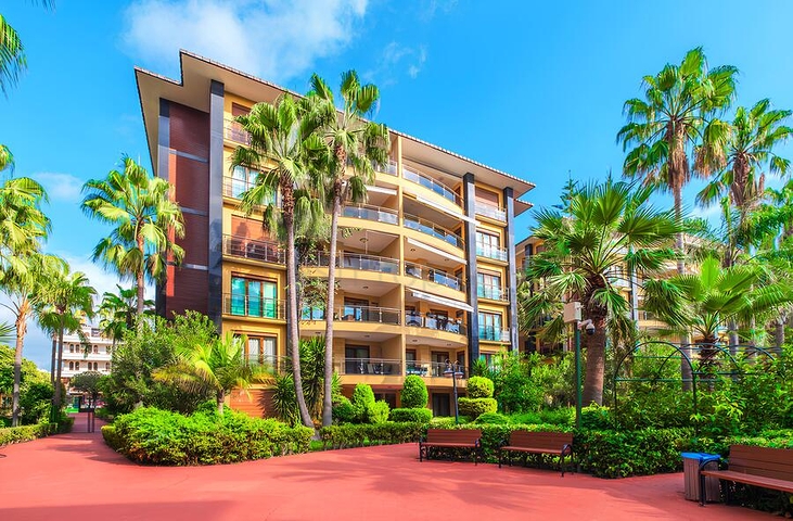 Spacious 3+1 apartment with separate kitchen by the sea in the center of Alanya