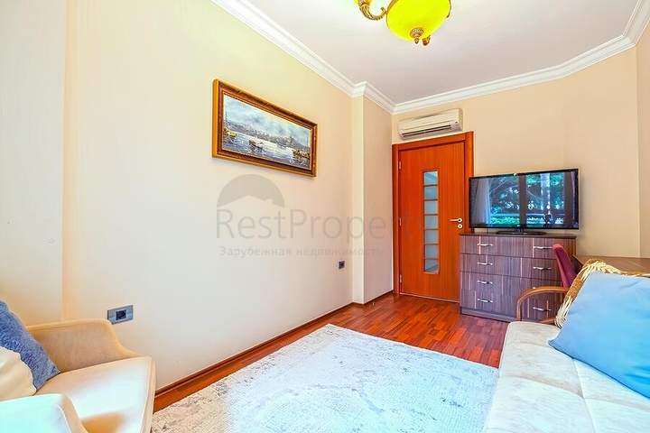 Spacious 3+1 apartment with separate kitchen by the sea in the center of Alanya