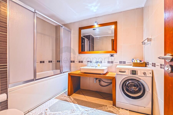 Spacious 3+1 apartment with separate kitchen by the sea in the center of Alanya