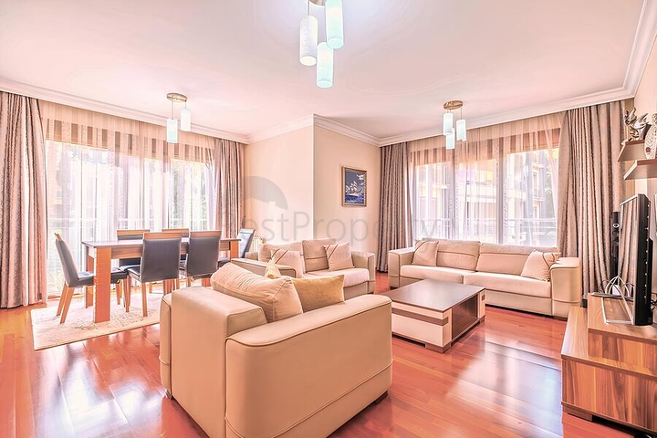 Spacious 3+1 apartment with separate kitchen by the sea in the center of Alanya