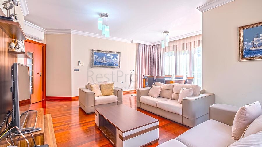 Spacious 3+1 apartment with separate kitchen by the sea in the center of Alanya
