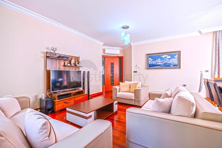 Spacious 3+1 apartment with separate kitchen by the sea in the center of Alanya