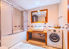 Spacious 3+1 apartment with separate kitchen by the sea in the center of Alanya