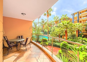 Spacious 3+1 apartment with separate kitchen by the sea in the center of Alanya