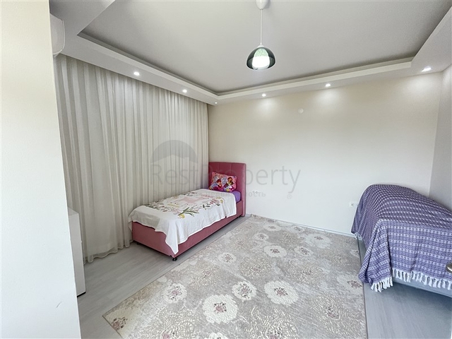 Spacious penthouse in Cikcilli with sea view