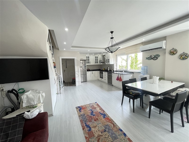 Spacious penthouse in Cikcilli with sea view