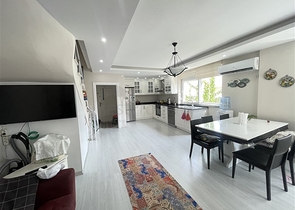 Spacious penthouse in Cikcilli with sea view