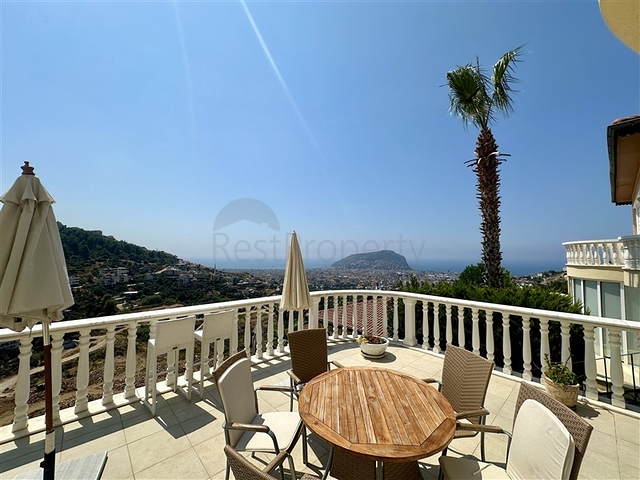 Spacious villa with panoramic sea views in Alanya