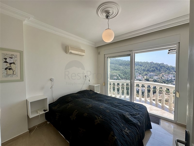 Spacious villa with panoramic sea views in Alanya