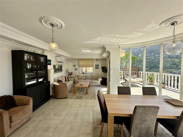 Spacious villa with panoramic sea views in Alanya